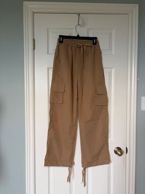 🌸NWOT🌸 Tan Lightweight Cargo Paratrooper Pants - Adjustable Hem - Size M